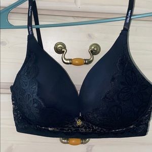 Black 36 D Daisy Fuentes bra